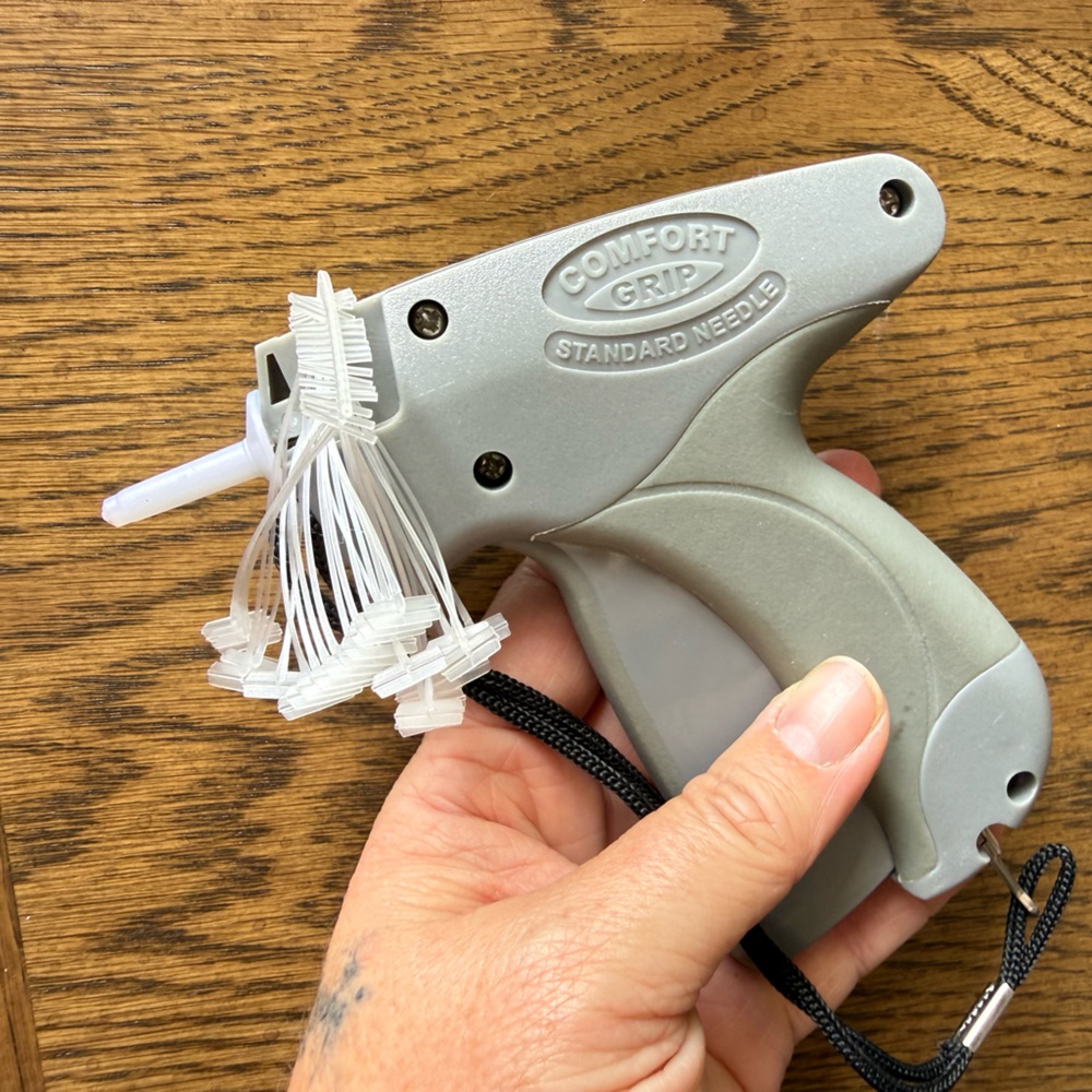Comfort Grip Tag Gun in Light Gray